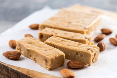 Noel yumuşak bademli nougat çikolatası ahşap masada