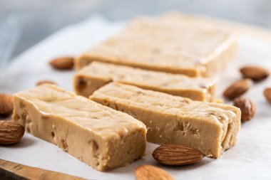 Noel yumuşak bademli nougat çikolatası ahşap masada