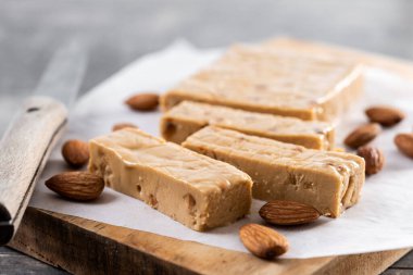 Noel yumuşak bademli nougat çikolatası ahşap masada