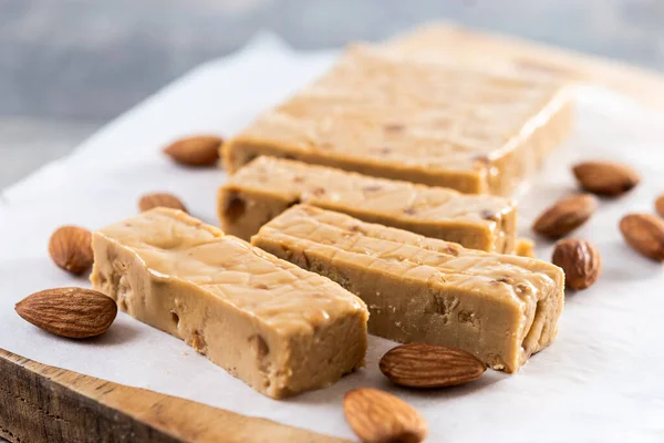 Noel yumuşak bademli nougat çikolatası ahşap masada