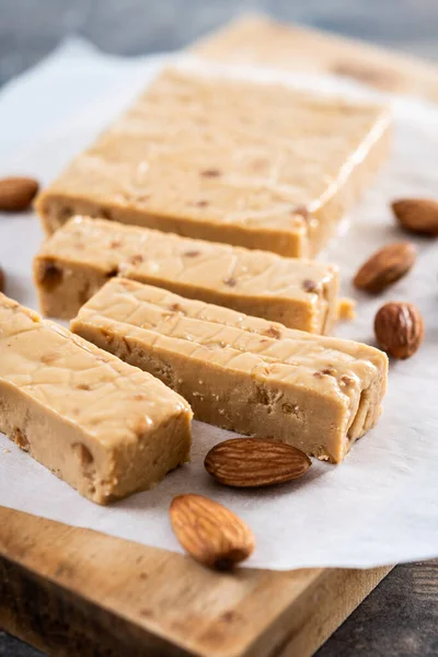 Noel yumuşak bademli nougat çikolatası ahşap masada