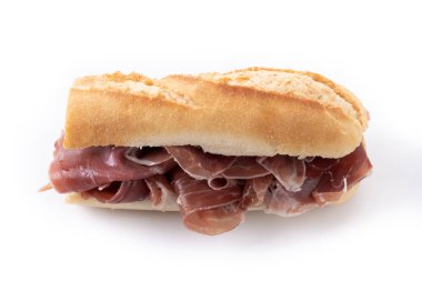 Geleneksel İspanyol Serrano Jambonlu Sandviçi beyaz arka planda izole edildi
