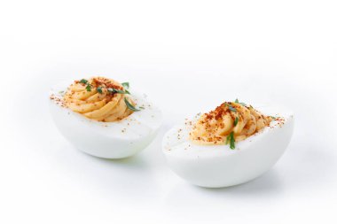 Beyaz arka planda izole edilmiş otlarla süslenmiş ev yapımı haşlanmış yumurtalar.