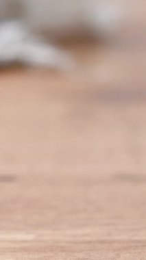 İspanyol Serrano Jambonu dilimleri ahşap masada.