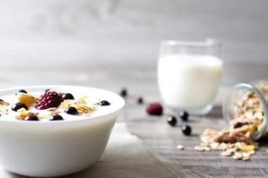 Taze meyveli doğal yoğurt.