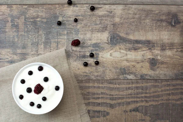 Yogur natural con bayas frescas —  Fotos de Stock