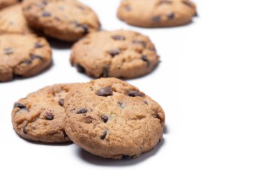 Beyaz arka planda izole edilmiş çıtır çikolatalı kurabiyeler. Boşluğu kopyala