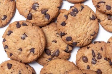 Beyaz arka planda izole edilmiş çıtır çikolatalı kurabiyeler.