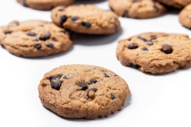 Beyaz arka planda izole edilmiş çıtır çikolatalı kurabiyeler.