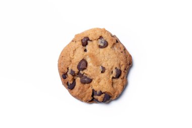 Beyaz arka planda izole edilmiş çıtır çikolatalı kurabiye