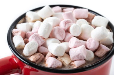 Beyaz arka planda izole edilmiş kırmızı bardakta servis edilen pembe ve beyaz şekerlemeli sıcak çikolata içeceği. Kapat.