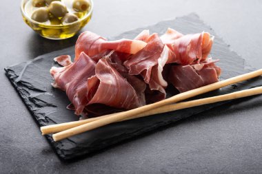 Siyah arkaplan üzerine İspanyol Serrano Jambonu dilimleri