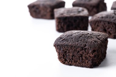 Beyaz çekmecelerde izole edilmiş ev yapımı çikolatalı kekler. Boşluğu kopyala