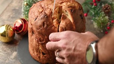 Geleneksel meyve panettone 'u ahşap masada