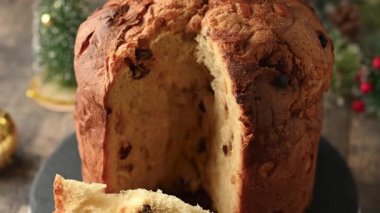 Geleneksel meyve panettone 'u ahşap masada