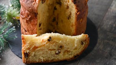 Geleneksel meyve panettone 'u ahşap masada