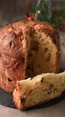 Geleneksel meyve panettone 'u ahşap masada