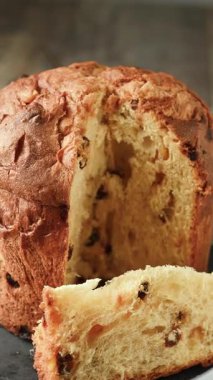 Geleneksel meyve panettone 'u ahşap masada