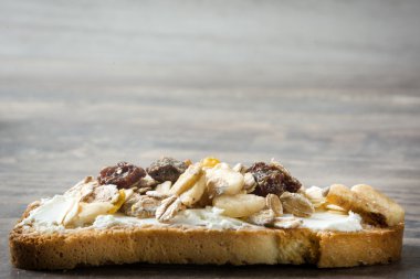 Peynir ve hububatlar ile tost