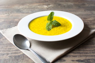 Naneli şehriye çorbası