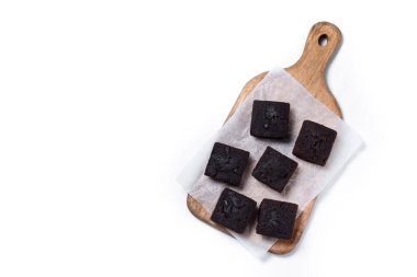 Beyaz arka planda izole edilmiş kesim tahtasındaki ev yapımı çikolatalı browniler.