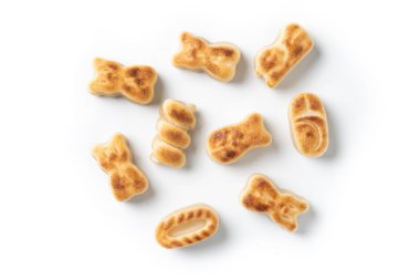 Beyaz arkaplanda izole edilmiş geleneksel İspanyol badem ezmesi