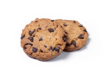 Beyaz arka planda izole edilmiş çikolatalı kurabiyeler.