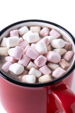 Beyaz arka planda izole edilmiş kırmızı bardakta kremalı sıcak çikolata içeceği. Kapat.