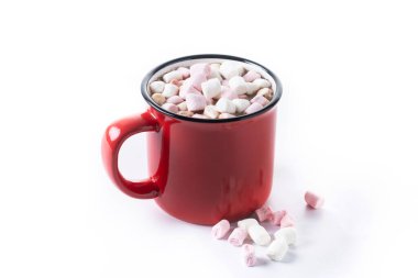 Beyaz arka planda izole edilmiş kırmızı bardakta kremalı sıcak çikolata içeceği.