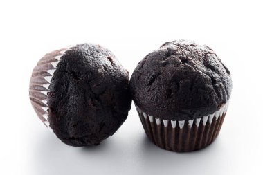 Beyaz arka planda izole çikolatalı kekler