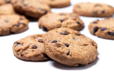 Beyaz arka planda izole edilmiş çikolatalı kurabiyeler.