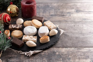Geleneksel İspanyol Noel tatlıları ahşap masada.