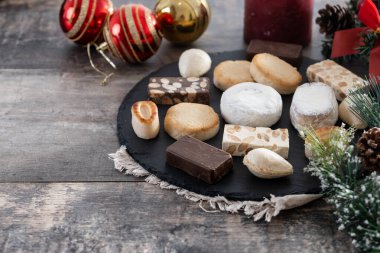 Geleneksel İspanyol Noel tatlıları ahşap masada.