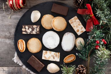 Geleneksel İspanyol Noel tatlıları ahşap masada.