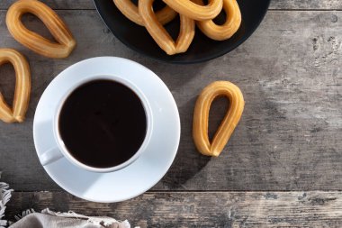 Tahta masada sıcak çikolatalı geleneksel İspanyol churro yemek. Üst görünüm