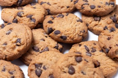 Beyaz arka planda izole edilmiş çikolatalı kurabiyeler.