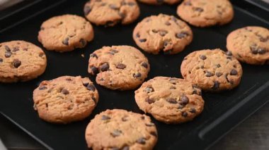 Fırında pişmiş çikolatalı kurabiyeler.