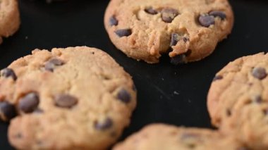 Fırında pişmiş çikolatalı kurabiyeler.