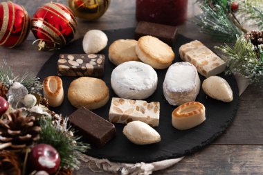 Geleneksel İspanyol Noel tatlıları ahşap masada..