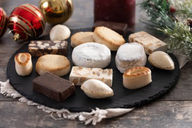 Geleneksel İspanyol Noel tatlıları ahşap masada..