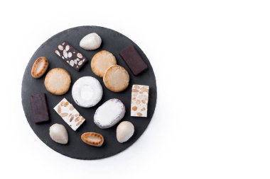 Geleneksel İspanyol Noel tatlıları beyaz arka planda izole edilmiş. Üst Manzara. Boşluğu kopyala