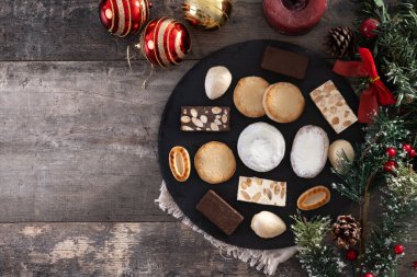 Geleneksel İspanyol Noel tatlıları ahşap masada. Üst Manzara. Boşluğu kopyala