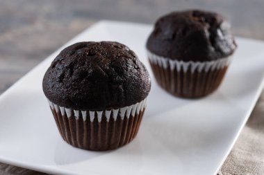 Ahşap masa üzerinde çikolatalı kek