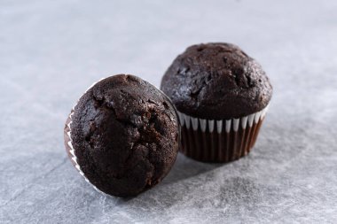 Gri taşlı arka planda ev yapımı çikolatalı kekler.