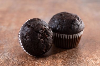 Paslı arka planda ev yapımı çikolatalı kekler.