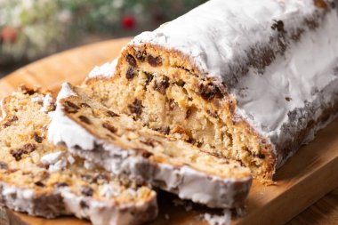 Geleneksel Noel Çalıntısı Kuru üzüm ve toz şekerle ahşap masada