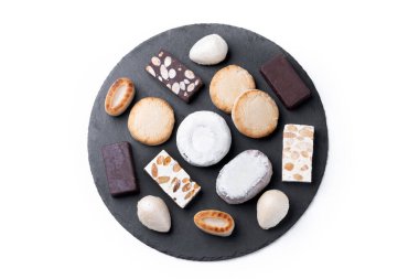 Geleneksel İspanyol Noel tatlısı çeşitleri beyaz arka planda izole edilmiş