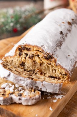 Geleneksel Noel Çalıntısı Kuru üzüm ve toz şekerle ahşap masada