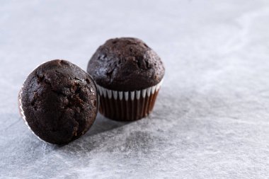 Gri arka planda ev yapımı çikolatalı kekler. Boşluğu kopyala