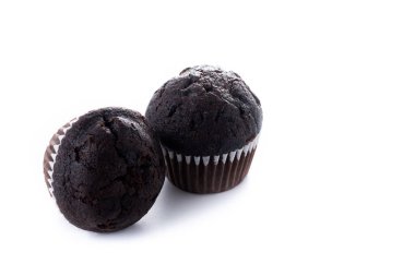 Beyaz arka planda izole edilmiş ev yapımı çikolatalı kekler. Boşluğu kopyala